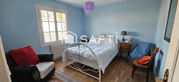 Maison de plain pied de 125m² habitables non mitoyenne très bien entretenue avec 3 chambres, vaste bureau, mezzanine sur terrain clos.