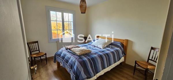 Maison de plain pied de 125m² habitables non mitoyenne très bien entretenue avec 3 chambres, vaste bureau, mezzanine sur terrain clos.