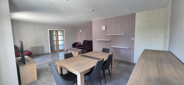 Maison de plain pied de 125m² habitables non mitoyenne très bien entretenue avec 3 chambres, vaste bureau, mezzanine sur terrain clos.