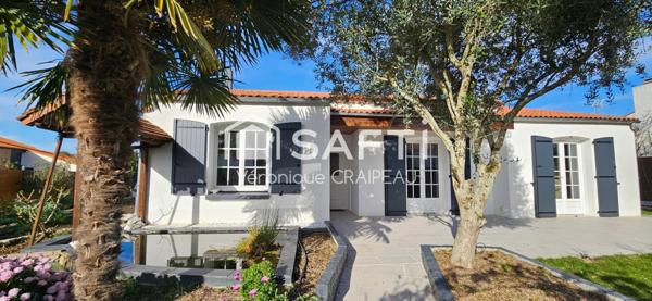 Maison de plain pied de 125m² habitables non mitoyenne très bien entretenue avec 3 chambres, vaste bureau, mezzanine sur terrain clos.