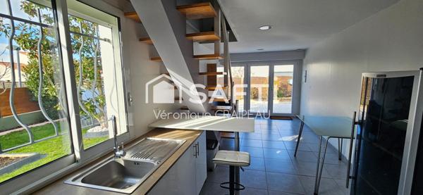 Maison de plain pied de 125m² habitables non mitoyenne très bien entretenue avec 3 chambres, vaste bureau, mezzanine sur terrain clos.