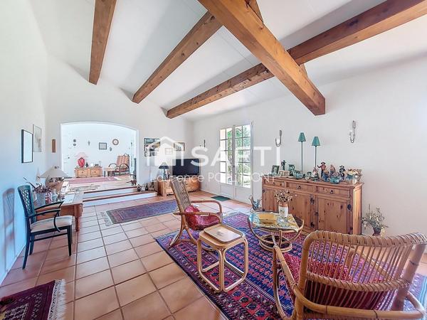 Propriété aux finitions exceptionnelles: Bastide de 225 m2, 15 min de Saint-Tropez, plage à 10 min, village de Grimaud à pieds.