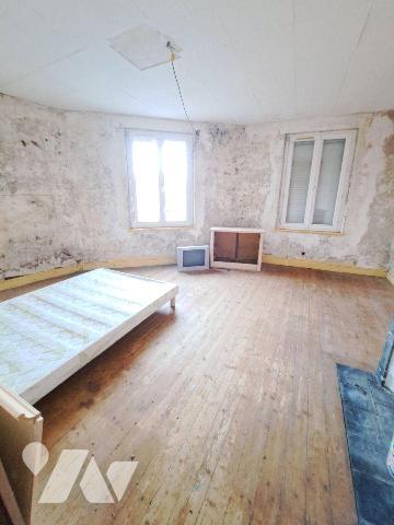 CENTRE BOURG LA SUZE SUR SARTHE 
Maison a rénover comprenant pièce de vie, cuisine accès cour ...