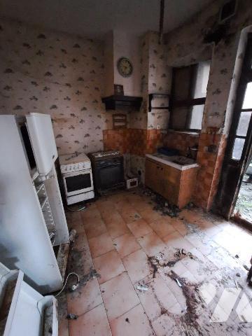 CENTRE BOURG LA SUZE SUR SARTHE 
Maison a rénover comprenant pièce de vie, cuisine accès cour ...