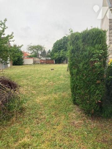 GRAND PARIS : Un terrain à bâtir situé sur la commune de NOISY-LE-GRAND (93160), 48 rue des Frè...