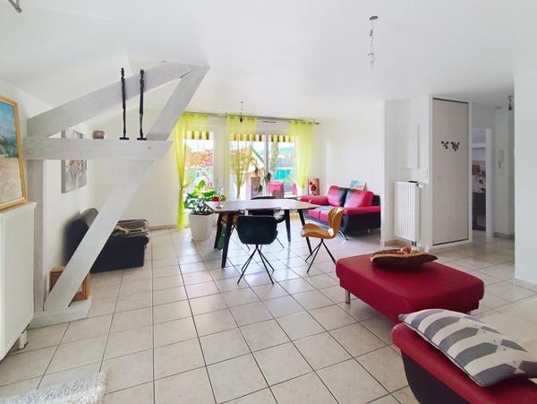 Situé à WALDIGHOFEN, bel appartement de 93m² habitable et 113m² au sol, au calme  avec 1 agréable terrasse ensoleillée de 34m² , 4 pièces, 1 grand séjour de 33m², 3 chambres, un double garage , 1 grande cave et 2 places de parking