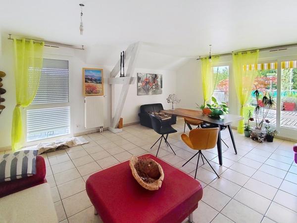 Situé à WALDIGHOFEN, bel appartement de 93m² habitable et 113m² au sol, au calme  avec 1 agréable terrasse ensoleillée de 34m² , 4 pièces, 1 grand séjour de 33m², 3 chambres, un double garage , 1 grande cave et 2 places de parking