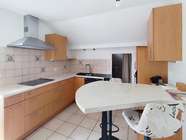 Situé à WALDIGHOFEN, bel appartement de 93m² habitable et 113m² au sol, au calme  avec 1 agréable terrasse ensoleillée de 34m² , 4 pièces, 1 grand séjour de 33m², 3 chambres, un double garage , 1 grande cave et 2 places de parking