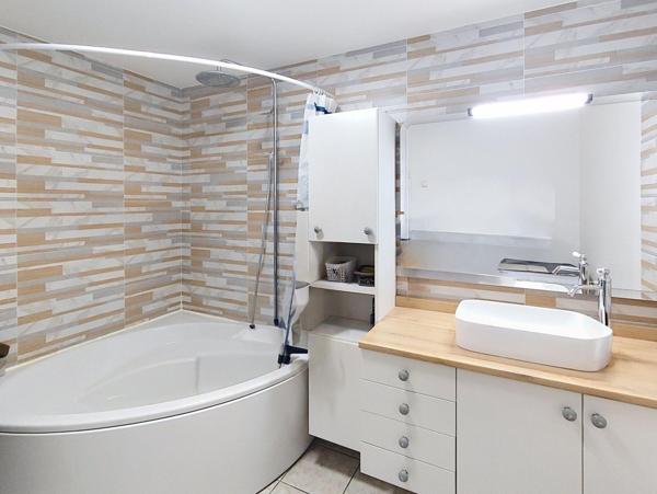 Situé à WALDIGHOFEN, bel appartement de 93m² habitable et 113m² au sol, au calme  avec 1 agréable terrasse ensoleillée de 34m² , 4 pièces, 1 grand séjour de 33m², 3 chambres, un double garage , 1 grande cave et 2 places de parking