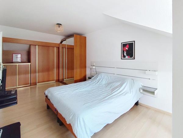 Situé à WALDIGHOFEN, bel appartement de 93m² habitable et 113m² au sol, au calme  avec 1 agréable terrasse ensoleillée de 34m² , 4 pièces, 1 grand séjour de 33m², 3 chambres, un double garage , 1 grande cave et 2 places de parking