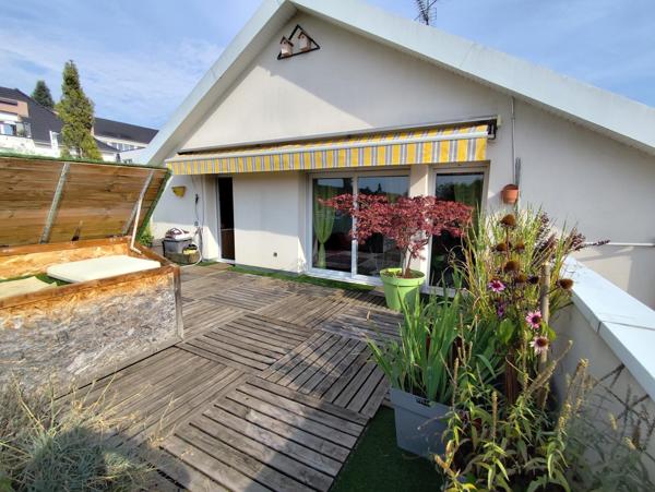 Situé à WALDIGHOFEN, bel appartement de 93m² habitable et 113m² au sol, au calme  avec 1 agréable terrasse ensoleillée de 34m² , 4 pièces, 1 grand séjour de 33m², 3 chambres, un double garage , 1 grande cave et 2 places de parking