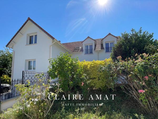 Maison familiale spacieuse avec jardin arboré.
