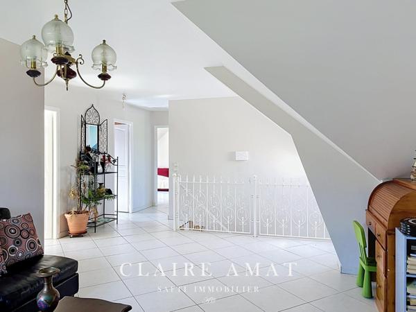 Maison familiale spacieuse avec jardin arboré.