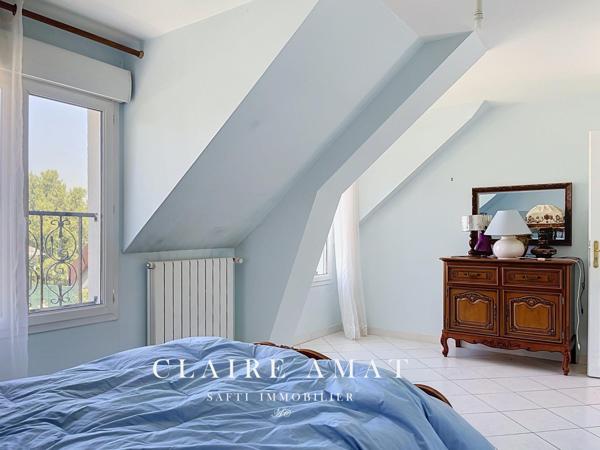 Maison familiale spacieuse avec jardin arboré.