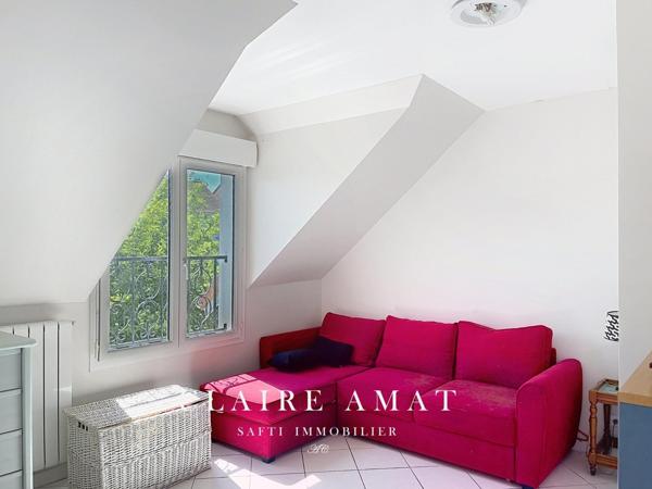 Maison familiale spacieuse avec jardin arboré.