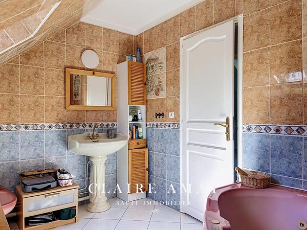 Maison familiale spacieuse avec jardin arboré.