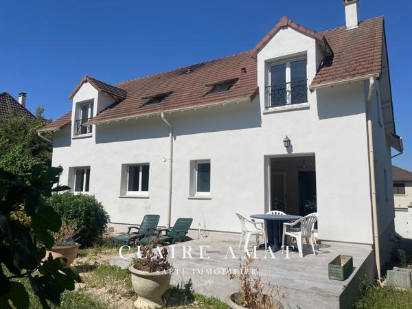 Maison familiale spacieuse avec jardin arboré.