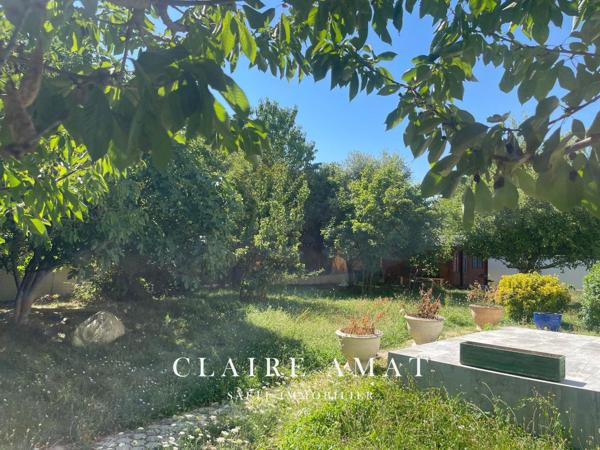 Maison familiale spacieuse avec jardin arboré.