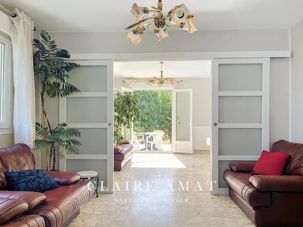 Maison familiale spacieuse avec jardin arboré.