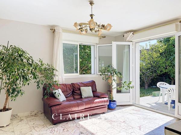 Maison familiale spacieuse avec jardin arboré.