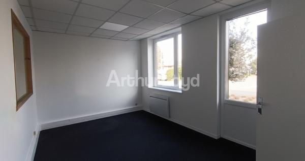 Bureaux rénovés à louer 146m² - Parc de la Plaine - Villeneuve d'Ascq, proche autoroutes et métro