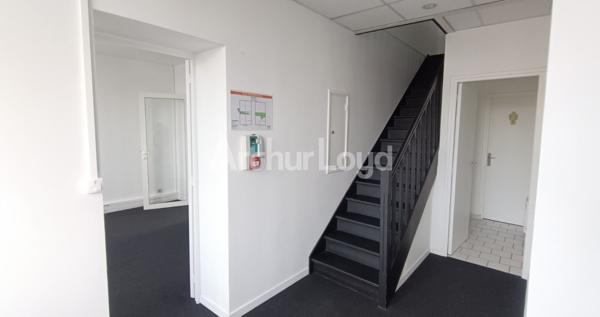 Bureaux rénovés à louer 146m² - Parc de la Plaine - Villeneuve d'Ascq, proche autoroutes et métro
