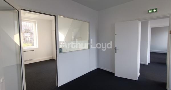 Bureaux rénovés à louer 146m² - Parc de la Plaine - Villeneuve d'Ascq, proche autoroutes et métro