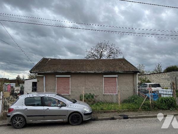 Maison d'habitation comprenant : salon-séjour, cuisine, chambre, salle de bains, deux pièces, jardin
