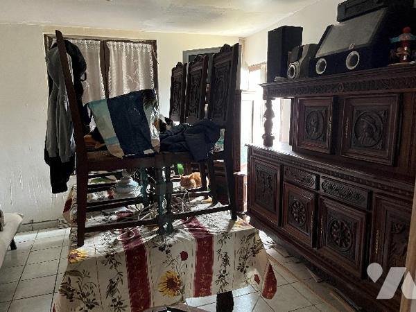 Maison d'habitation comprenant : salon-séjour, cuisine, chambre, salle de bains, deux pièces, jardin