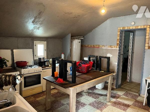 Maison d'habitation comprenant : salon-séjour, cuisine, chambre, salle de bains, deux pièces, jardin