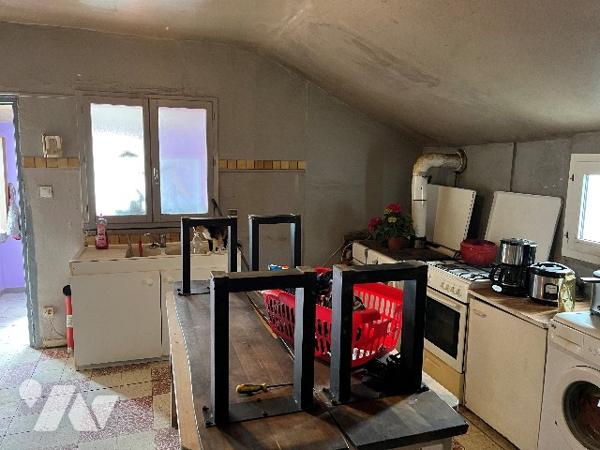 Maison d'habitation comprenant : salon-séjour, cuisine, chambre, salle de bains, deux pièces, jardin