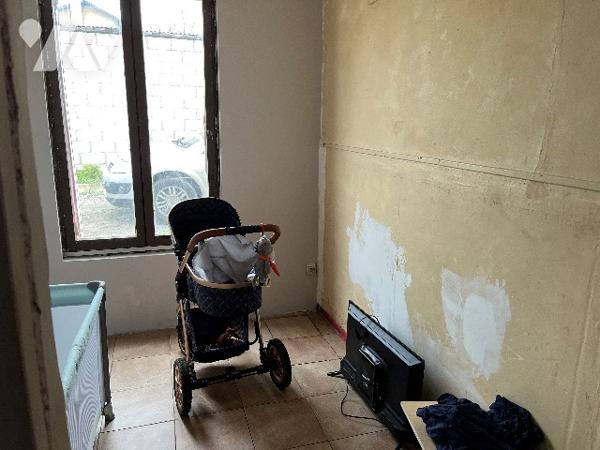 Maison d'habitation comprenant : salon-séjour, cuisine, chambre, salle de bains, deux pièces, jardin