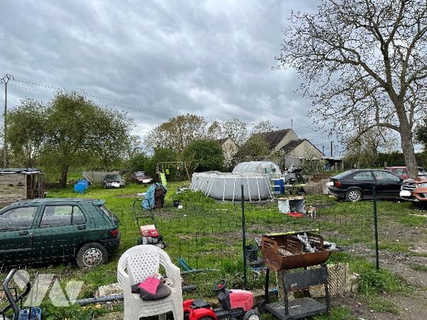 Maison d'habitation comprenant : salon-séjour, cuisine, chambre, salle de bains, deux pièces, jardin