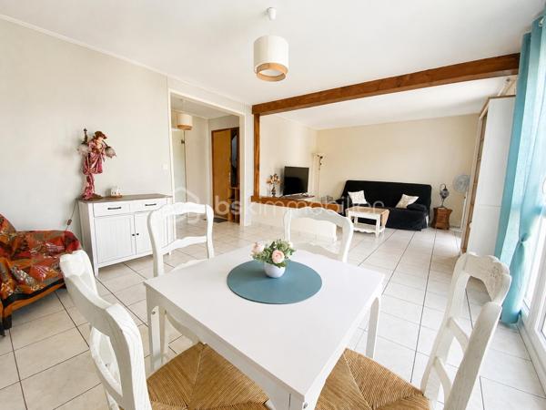 REGARDEZ LA VIDÉO attachée à l’annonce !
Vous pouvez également la retrouver sur :
https://youtu.be/OF56XIrhaNc?feature=shared

Appartement prêt à vivre, sans travaux, dans une résidence calme et entretenue, sans procédure en cours.

71 m² bien agencés : entrée avec rangements, séjour-salon lumineux, cuisine indépendante aménagée et équipée, 2 chambres, salle de bains (baignoire + douche), WC séparé, 2 placards + dressing.

Confort : double vitrage, volets roulants électriques, raccordé à la fibre.
Chauffage au sol alimenté par la chaufferie biomasse de Maromme.

Les + qui font la différence :
	•	Parking privatif (numéroté) + stationnement facile dans la résidence
	•	Cave individuelle 
	•	Local sécurisé (vélos, poussettes, motos)
	•	Résidence calme et bien fréquentée

Tout à pied : commerces, écoles, crèche, professionnels de santé.
Bus au pied de la résidence (Rouen, Maromme, Mont-Saint-Aignan).
Forêt et espaces de jeux à proximité immédiate.

Parfait pour habiter ou louer immédiatement.

Prenez contact pour organiser une visite !