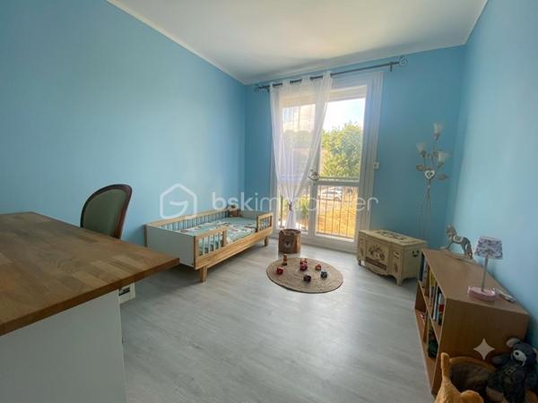 REGARDEZ LA VIDÉO attachée à l’annonce !
Vous pouvez également la retrouver sur :
https://youtu.be/OF56XIrhaNc?feature=shared

Appartement prêt à vivre, sans travaux, dans une résidence calme et entretenue, sans procédure en cours.

71 m² bien agencés : entrée avec rangements, séjour-salon lumineux, cuisine indépendante aménagée et équipée, 2 chambres, salle de bains (baignoire + douche), WC séparé, 2 placards + dressing.

Confort : double vitrage, volets roulants électriques, raccordé à la fibre.
Chauffage au sol alimenté par la chaufferie biomasse de Maromme.

Les + qui font la différence :
	•	Parking privatif (numéroté) + stationnement facile dans la résidence
	•	Cave individuelle 
	•	Local sécurisé (vélos, poussettes, motos)
	•	Résidence calme et bien fréquentée

Tout à pied : commerces, écoles, crèche, professionnels de santé.
Bus au pied de la résidence (Rouen, Maromme, Mont-Saint-Aignan).
Forêt et espaces de jeux à proximité immédiate.

Parfait pour habiter ou louer immédiatement.

Prenez contact pour organiser une visite !