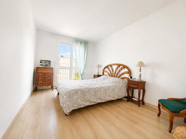 REGARDEZ LA VIDÉO attachée à l’annonce !
Vous pouvez également la retrouver sur :
https://youtu.be/OF56XIrhaNc?feature=shared

Appartement prêt à vivre, sans travaux, dans une résidence calme et entretenue, sans procédure en cours.

71 m² bien agencés : entrée avec rangements, séjour-salon lumineux, cuisine indépendante aménagée et équipée, 2 chambres, salle de bains (baignoire + douche), WC séparé, 2 placards + dressing.

Confort : double vitrage, volets roulants électriques, raccordé à la fibre.
Chauffage au sol alimenté par la chaufferie biomasse de Maromme.

Les + qui font la différence :
	•	Parking privatif (numéroté) + stationnement facile dans la résidence
	•	Cave individuelle 
	•	Local sécurisé (vélos, poussettes, motos)
	•	Résidence calme et bien fréquentée

Tout à pied : commerces, écoles, crèche, professionnels de santé.
Bus au pied de la résidence (Rouen, Maromme, Mont-Saint-Aignan).
Forêt et espaces de jeux à proximité immédiate.

Parfait pour habiter ou louer immédiatement.

Prenez contact pour organiser une visite !