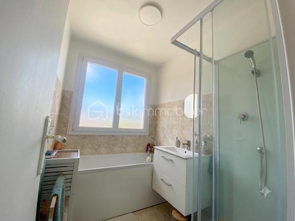 REGARDEZ LA VIDÉO attachée à l’annonce !
Vous pouvez également la retrouver sur :
https://youtu.be/OF56XIrhaNc?feature=shared

Appartement prêt à vivre, sans travaux, dans une résidence calme et entretenue, sans procédure en cours.

71 m² bien agencés : entrée avec rangements, séjour-salon lumineux, cuisine indépendante aménagée et équipée, 2 chambres, salle de bains (baignoire + douche), WC séparé, 2 placards + dressing.

Confort : double vitrage, volets roulants électriques, raccordé à la fibre.
Chauffage au sol alimenté par la chaufferie biomasse de Maromme.

Les + qui font la différence :
	•	Parking privatif (numéroté) + stationnement facile dans la résidence
	•	Cave individuelle 
	•	Local sécurisé (vélos, poussettes, motos)
	•	Résidence calme et bien fréquentée

Tout à pied : commerces, écoles, crèche, professionnels de santé.
Bus au pied de la résidence (Rouen, Maromme, Mont-Saint-Aignan).
Forêt et espaces de jeux à proximité immédiate.

Parfait pour habiter ou louer immédiatement.

Prenez contact pour organiser une visite !