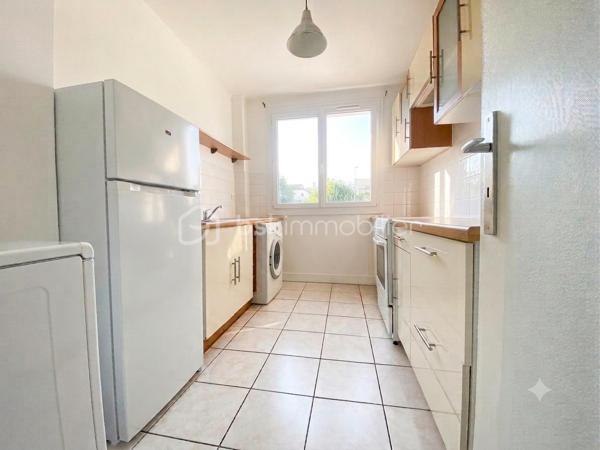 REGARDEZ LA VIDÉO attachée à l’annonce !
Vous pouvez également la retrouver sur :
https://youtu.be/OF56XIrhaNc?feature=shared

Appartement prêt à vivre, sans travaux, dans une résidence calme et entretenue, sans procédure en cours.

71 m² bien agencés : entrée avec rangements, séjour-salon lumineux, cuisine indépendante aménagée et équipée, 2 chambres, salle de bains (baignoire + douche), WC séparé, 2 placards + dressing.

Confort : double vitrage, volets roulants électriques, raccordé à la fibre.
Chauffage au sol alimenté par la chaufferie biomasse de Maromme.

Les + qui font la différence :
	•	Parking privatif (numéroté) + stationnement facile dans la résidence
	•	Cave individuelle 
	•	Local sécurisé (vélos, poussettes, motos)
	•	Résidence calme et bien fréquentée

Tout à pied : commerces, écoles, crèche, professionnels de santé.
Bus au pied de la résidence (Rouen, Maromme, Mont-Saint-Aignan).
Forêt et espaces de jeux à proximité immédiate.

Parfait pour habiter ou louer immédiatement.

Prenez contact pour organiser une visite !