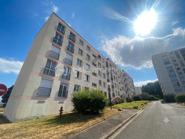REGARDEZ LA VIDÉO attachée à l’annonce !
Vous pouvez également la retrouver sur :
https://youtu.be/OF56XIrhaNc?feature=shared

Appartement prêt à vivre, sans travaux, dans une résidence calme et entretenue, sans procédure en cours.

71 m² bien agencés : entrée avec rangements, séjour-salon lumineux, cuisine indépendante aménagée et équipée, 2 chambres, salle de bains (baignoire + douche), WC séparé, 2 placards + dressing.

Confort : double vitrage, volets roulants électriques, raccordé à la fibre.
Chauffage au sol alimenté par la chaufferie biomasse de Maromme.

Les + qui font la différence :
	•	Parking privatif (numéroté) + stationnement facile dans la résidence
	•	Cave individuelle 
	•	Local sécurisé (vélos, poussettes, motos)
	•	Résidence calme et bien fréquentée

Tout à pied : commerces, écoles, crèche, professionnels de santé.
Bus au pied de la résidence (Rouen, Maromme, Mont-Saint-Aignan).
Forêt et espaces de jeux à proximité immédiate.

Parfait pour habiter ou louer immédiatement.

Prenez contact pour organiser une visite !