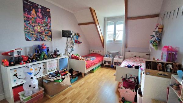 GROSLAY,

Dans un quartier pavillonnaire recherché, ...