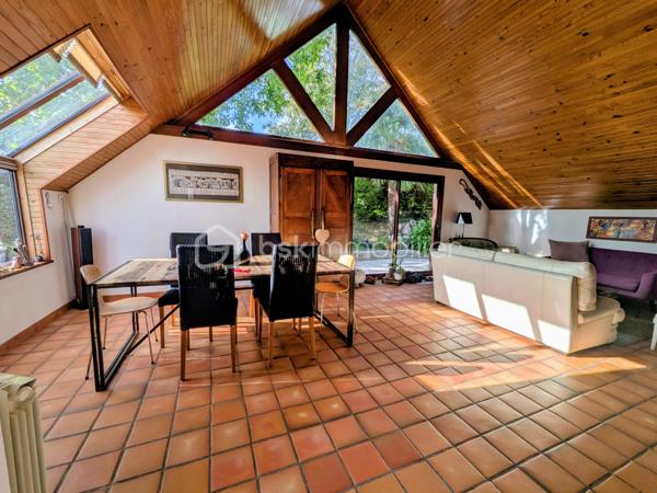 Un cocon à l’abri des regards, idéal pour une vie de famille !
Située à Landerneau, cette maison de 172 m² offre de beaux volumes et un cadre de vie agréable, à l’abri des regards, avec un charmant petit jardin propice aux moments de détente en toute tranquillité.
Avec la possibilité d’aménager jusqu’à 6 chambres, elle s’adaptera parfaitement aux besoins d’une grande famille, d’une famille recomposée ou de toute personne recherchant de l’espace pour vivre, travailler ou recevoir.
Au rez-de-chaussée, vous y trouverez, une belle pièce à vivre, un coin détente avec poêle à bois, un petit coin télé ou bureau, une chambre et un WC.
A l'étage: deux chambres et un rangement.
En rez-de-jardin : trois chambres, une salle de bains, un WC et une cave.
Côté annexe, la maison dispose d'un abri de jardin de 30 m² environ, idéal pour le rangement, le bricolage ou les loisirs.
Une maison aux multiples possibilités, qui allie espace, intimité et potentiel, pour créer un véritable lieu de vie à votre image.

Une visite s’impose pour découvrir tout ce qu’elle a à offrir.
