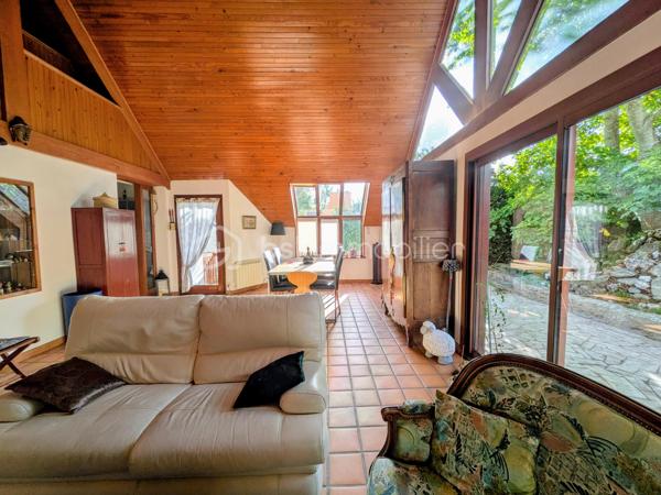 Un cocon à l’abri des regards, idéal pour une vie de famille !
Située à Landerneau, cette maison de 172 m² offre de beaux volumes et un cadre de vie agréable, à l’abri des regards, avec un charmant petit jardin propice aux moments de détente en toute tranquillité.
Avec la possibilité d’aménager jusqu’à 6 chambres, elle s’adaptera parfaitement aux besoins d’une grande famille, d’une famille recomposée ou de toute personne recherchant de l’espace pour vivre, travailler ou recevoir.
Au rez-de-chaussée, vous y trouverez, une belle pièce à vivre, un coin détente avec poêle à bois, un petit coin télé ou bureau, une chambre et un WC.
A l'étage: deux chambres et un rangement.
En rez-de-jardin : trois chambres, une salle de bains, un WC et une cave.
Côté annexe, la maison dispose d'un abri de jardin de 30 m² environ, idéal pour le rangement, le bricolage ou les loisirs.
Une maison aux multiples possibilités, qui allie espace, intimité et potentiel, pour créer un véritable lieu de vie à votre image.

Une visite s’impose pour découvrir tout ce qu’elle a à offrir.