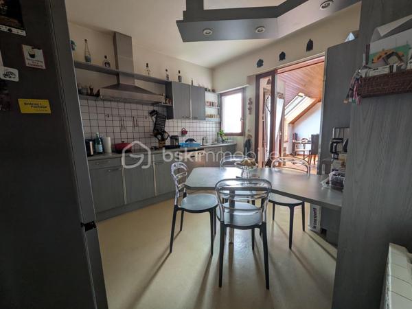 Un cocon à l’abri des regards, idéal pour une vie de famille !
Située à Landerneau, cette maison de 172 m² offre de beaux volumes et un cadre de vie agréable, à l’abri des regards, avec un charmant petit jardin propice aux moments de détente en toute tranquillité.
Avec la possibilité d’aménager jusqu’à 6 chambres, elle s’adaptera parfaitement aux besoins d’une grande famille, d’une famille recomposée ou de toute personne recherchant de l’espace pour vivre, travailler ou recevoir.
Au rez-de-chaussée, vous y trouverez, une belle pièce à vivre, un coin détente avec poêle à bois, un petit coin télé ou bureau, une chambre et un WC.
A l'étage: deux chambres et un rangement.
En rez-de-jardin : trois chambres, une salle de bains, un WC et une cave.
Côté annexe, la maison dispose d'un abri de jardin de 30 m² environ, idéal pour le rangement, le bricolage ou les loisirs.
Une maison aux multiples possibilités, qui allie espace, intimité et potentiel, pour créer un véritable lieu de vie à votre image.

Une visite s’impose pour découvrir tout ce qu’elle a à offrir.