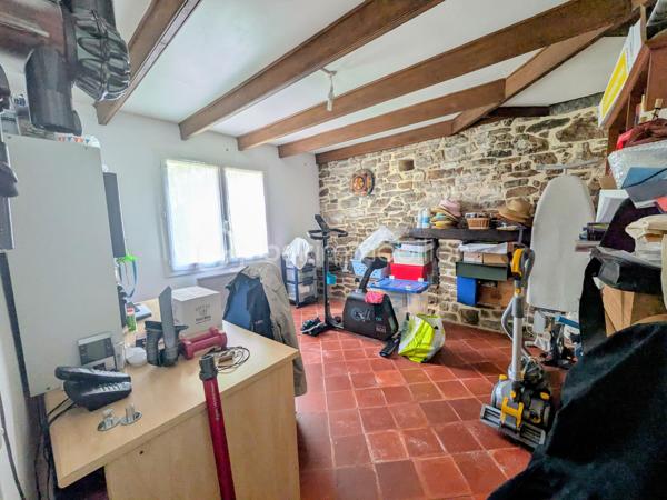 Un cocon à l’abri des regards, idéal pour une vie de famille !
Située à Landerneau, cette maison de 172 m² offre de beaux volumes et un cadre de vie agréable, à l’abri des regards, avec un charmant petit jardin propice aux moments de détente en toute tranquillité.
Avec la possibilité d’aménager jusqu’à 6 chambres, elle s’adaptera parfaitement aux besoins d’une grande famille, d’une famille recomposée ou de toute personne recherchant de l’espace pour vivre, travailler ou recevoir.
Au rez-de-chaussée, vous y trouverez, une belle pièce à vivre, un coin détente avec poêle à bois, un petit coin télé ou bureau, une chambre et un WC.
A l'étage: deux chambres et un rangement.
En rez-de-jardin : trois chambres, une salle de bains, un WC et une cave.
Côté annexe, la maison dispose d'un abri de jardin de 30 m² environ, idéal pour le rangement, le bricolage ou les loisirs.
Une maison aux multiples possibilités, qui allie espace, intimité et potentiel, pour créer un véritable lieu de vie à votre image.

Une visite s’impose pour découvrir tout ce qu’elle a à offrir.
