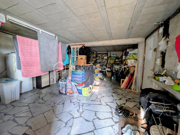 Un cocon à l’abri des regards, idéal pour une vie de famille !
Située à Landerneau, cette maison de 172 m² offre de beaux volumes et un cadre de vie agréable, à l’abri des regards, avec un charmant petit jardin propice aux moments de détente en toute tranquillité.
Avec la possibilité d’aménager jusqu’à 6 chambres, elle s’adaptera parfaitement aux besoins d’une grande famille, d’une famille recomposée ou de toute personne recherchant de l’espace pour vivre, travailler ou recevoir.
Au rez-de-chaussée, vous y trouverez, une belle pièce à vivre, un coin détente avec poêle à bois, un petit coin télé ou bureau, une chambre et un WC.
A l'étage: deux chambres et un rangement.
En rez-de-jardin : trois chambres, une salle de bains, un WC et une cave.
Côté annexe, la maison dispose d'un abri de jardin de 30 m² environ, idéal pour le rangement, le bricolage ou les loisirs.
Une maison aux multiples possibilités, qui allie espace, intimité et potentiel, pour créer un véritable lieu de vie à votre image.

Une visite s’impose pour découvrir tout ce qu’elle a à offrir.