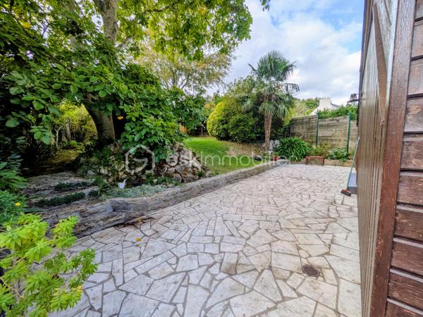Un cocon à l’abri des regards, idéal pour une vie de famille !
Située à Landerneau, cette maison de 172 m² offre de beaux volumes et un cadre de vie agréable, à l’abri des regards, avec un charmant petit jardin propice aux moments de détente en toute tranquillité.
Avec la possibilité d’aménager jusqu’à 6 chambres, elle s’adaptera parfaitement aux besoins d’une grande famille, d’une famille recomposée ou de toute personne recherchant de l’espace pour vivre, travailler ou recevoir.
Au rez-de-chaussée, vous y trouverez, une belle pièce à vivre, un coin détente avec poêle à bois, un petit coin télé ou bureau, une chambre et un WC.
A l'étage: deux chambres et un rangement.
En rez-de-jardin : trois chambres, une salle de bains, un WC et une cave.
Côté annexe, la maison dispose d'un abri de jardin de 30 m² environ, idéal pour le rangement, le bricolage ou les loisirs.
Une maison aux multiples possibilités, qui allie espace, intimité et potentiel, pour créer un véritable lieu de vie à votre image.

Une visite s’impose pour découvrir tout ce qu’elle a à offrir.