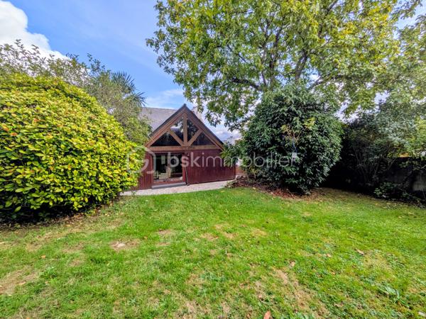 Un cocon à l’abri des regards, idéal pour une vie de famille !
Située à Landerneau, cette maison de 172 m² offre de beaux volumes et un cadre de vie agréable, à l’abri des regards, avec un charmant petit jardin propice aux moments de détente en toute tranquillité.
Avec la possibilité d’aménager jusqu’à 6 chambres, elle s’adaptera parfaitement aux besoins d’une grande famille, d’une famille recomposée ou de toute personne recherchant de l’espace pour vivre, travailler ou recevoir.
Au rez-de-chaussée, vous y trouverez, une belle pièce à vivre, un coin détente avec poêle à bois, un petit coin télé ou bureau, une chambre et un WC.
A l'étage: deux chambres et un rangement.
En rez-de-jardin : trois chambres, une salle de bains, un WC et une cave.
Côté annexe, la maison dispose d'un abri de jardin de 30 m² environ, idéal pour le rangement, le bricolage ou les loisirs.
Une maison aux multiples possibilités, qui allie espace, intimité et potentiel, pour créer un véritable lieu de vie à votre image.

Une visite s’impose pour découvrir tout ce qu’elle a à offrir.