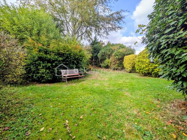 Un cocon à l’abri des regards, idéal pour une vie de famille !
Située à Landerneau, cette maison de 172 m² offre de beaux volumes et un cadre de vie agréable, à l’abri des regards, avec un charmant petit jardin propice aux moments de détente en toute tranquillité.
Avec la possibilité d’aménager jusqu’à 6 chambres, elle s’adaptera parfaitement aux besoins d’une grande famille, d’une famille recomposée ou de toute personne recherchant de l’espace pour vivre, travailler ou recevoir.
Au rez-de-chaussée, vous y trouverez, une belle pièce à vivre, un coin détente avec poêle à bois, un petit coin télé ou bureau, une chambre et un WC.
A l'étage: deux chambres et un rangement.
En rez-de-jardin : trois chambres, une salle de bains, un WC et une cave.
Côté annexe, la maison dispose d'un abri de jardin de 30 m² environ, idéal pour le rangement, le bricolage ou les loisirs.
Une maison aux multiples possibilités, qui allie espace, intimité et potentiel, pour créer un véritable lieu de vie à votre image.

Une visite s’impose pour découvrir tout ce qu’elle a à offrir.