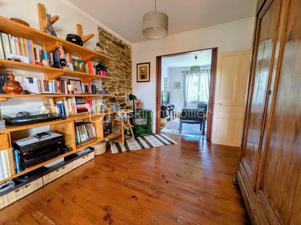 Un cocon à l’abri des regards, idéal pour une vie de famille !
Située à Landerneau, cette maison de 172 m² offre de beaux volumes et un cadre de vie agréable, à l’abri des regards, avec un charmant petit jardin propice aux moments de détente en toute tranquillité.
Avec la possibilité d’aménager jusqu’à 6 chambres, elle s’adaptera parfaitement aux besoins d’une grande famille, d’une famille recomposée ou de toute personne recherchant de l’espace pour vivre, travailler ou recevoir.
Au rez-de-chaussée, vous y trouverez, une belle pièce à vivre, un coin détente avec poêle à bois, un petit coin télé ou bureau, une chambre et un WC.
A l'étage: deux chambres et un rangement.
En rez-de-jardin : trois chambres, une salle de bains, un WC et une cave.
Côté annexe, la maison dispose d'un abri de jardin de 30 m² environ, idéal pour le rangement, le bricolage ou les loisirs.
Une maison aux multiples possibilités, qui allie espace, intimité et potentiel, pour créer un véritable lieu de vie à votre image.

Une visite s’impose pour découvrir tout ce qu’elle a à offrir.