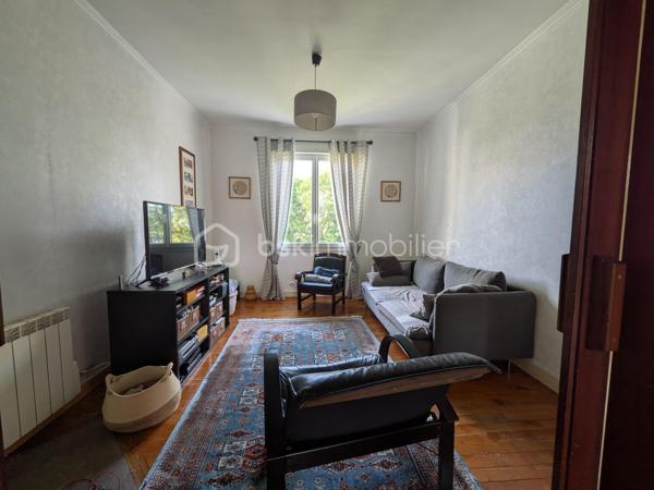 Un cocon à l’abri des regards, idéal pour une vie de famille !
Située à Landerneau, cette maison de 172 m² offre de beaux volumes et un cadre de vie agréable, à l’abri des regards, avec un charmant petit jardin propice aux moments de détente en toute tranquillité.
Avec la possibilité d’aménager jusqu’à 6 chambres, elle s’adaptera parfaitement aux besoins d’une grande famille, d’une famille recomposée ou de toute personne recherchant de l’espace pour vivre, travailler ou recevoir.
Au rez-de-chaussée, vous y trouverez, une belle pièce à vivre, un coin détente avec poêle à bois, un petit coin télé ou bureau, une chambre et un WC.
A l'étage: deux chambres et un rangement.
En rez-de-jardin : trois chambres, une salle de bains, un WC et une cave.
Côté annexe, la maison dispose d'un abri de jardin de 30 m² environ, idéal pour le rangement, le bricolage ou les loisirs.
Une maison aux multiples possibilités, qui allie espace, intimité et potentiel, pour créer un véritable lieu de vie à votre image.

Une visite s’impose pour découvrir tout ce qu’elle a à offrir.